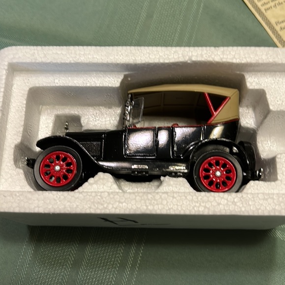 National Motor Museum Mint Golden Age of Ford 1927 Model T Touring Car- NEW - Picture 7 of 7